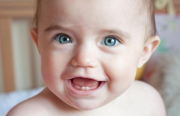 cách chăm sóc bé khi bé mọc răng lần đầu